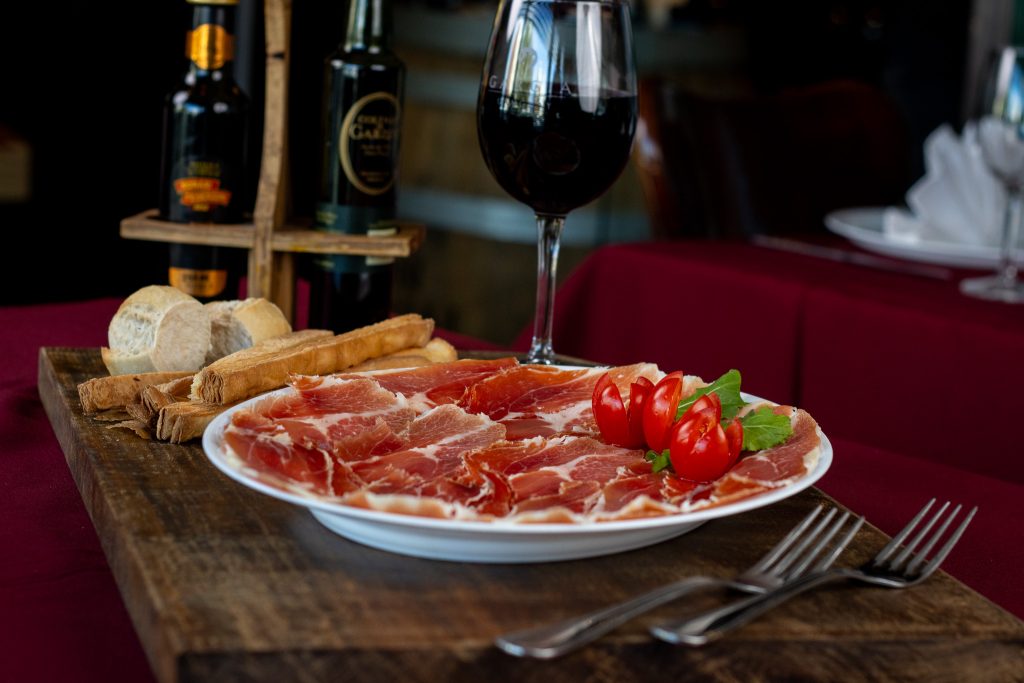 Tabla de mortadela LEVONI con jamón serrano, pistachos y tomates cherry en García Uruguay