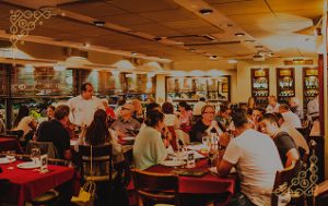 Salón de García con comensales disfrutando la cena
