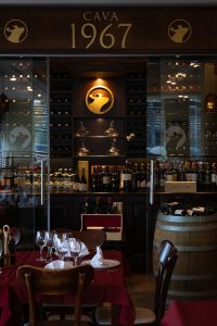 Cava 1967 de García con botellas de vino y decantadores en salón elegante