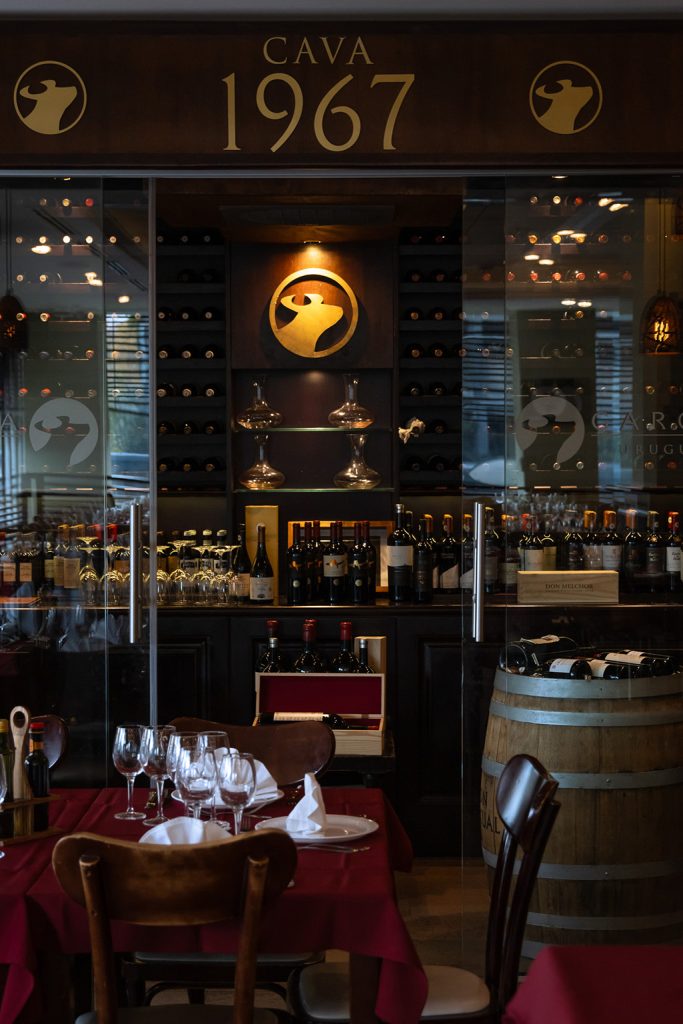 Cava 1967 de García con botellas de vino y decantadores en salón elegante