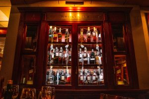 Gabinete de botellas personalizadas del García Whisky Club en Montevideo
