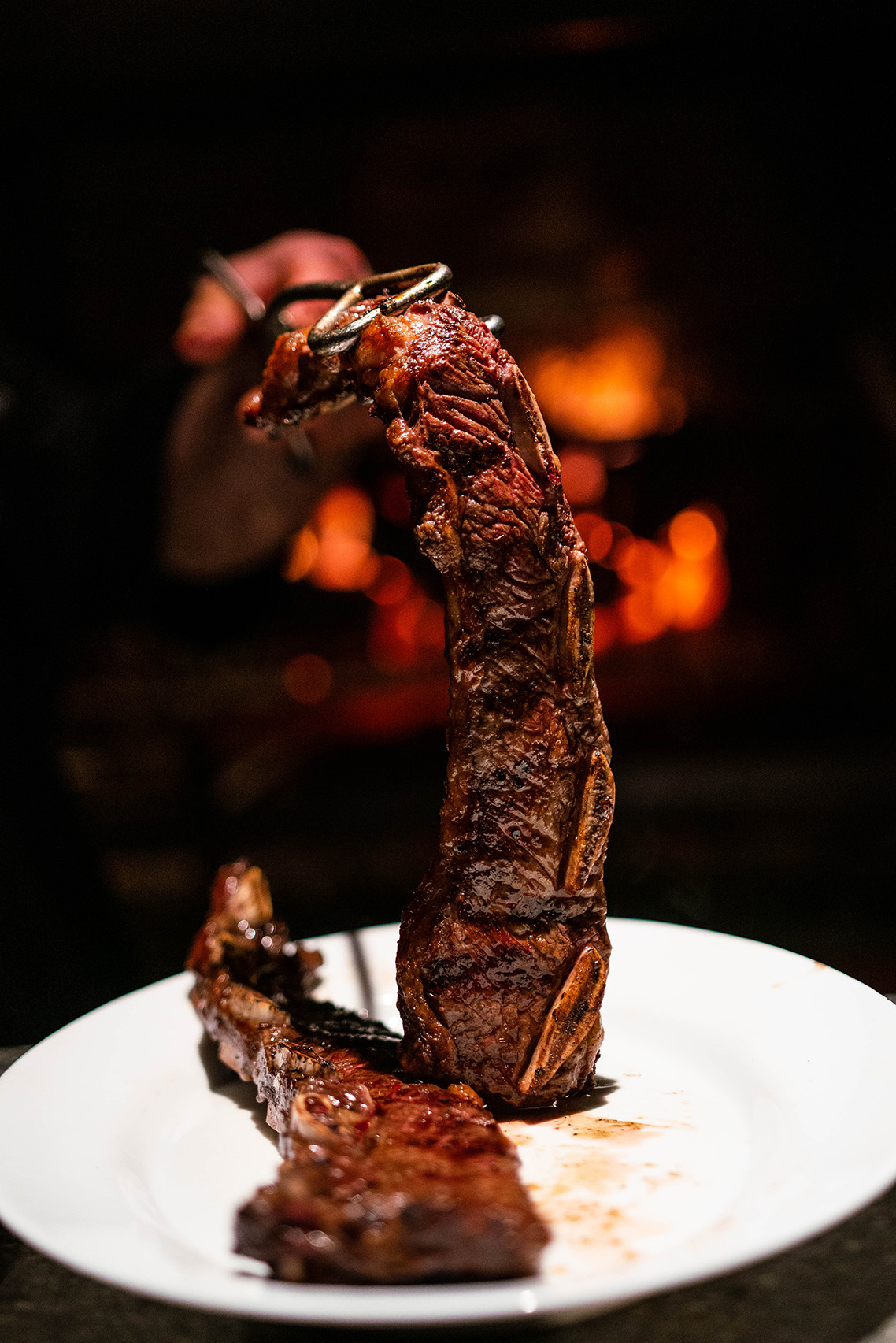 Asado a la parrilla en García: corte premium con costilla, dorado por fuera y jugoso por dentro.