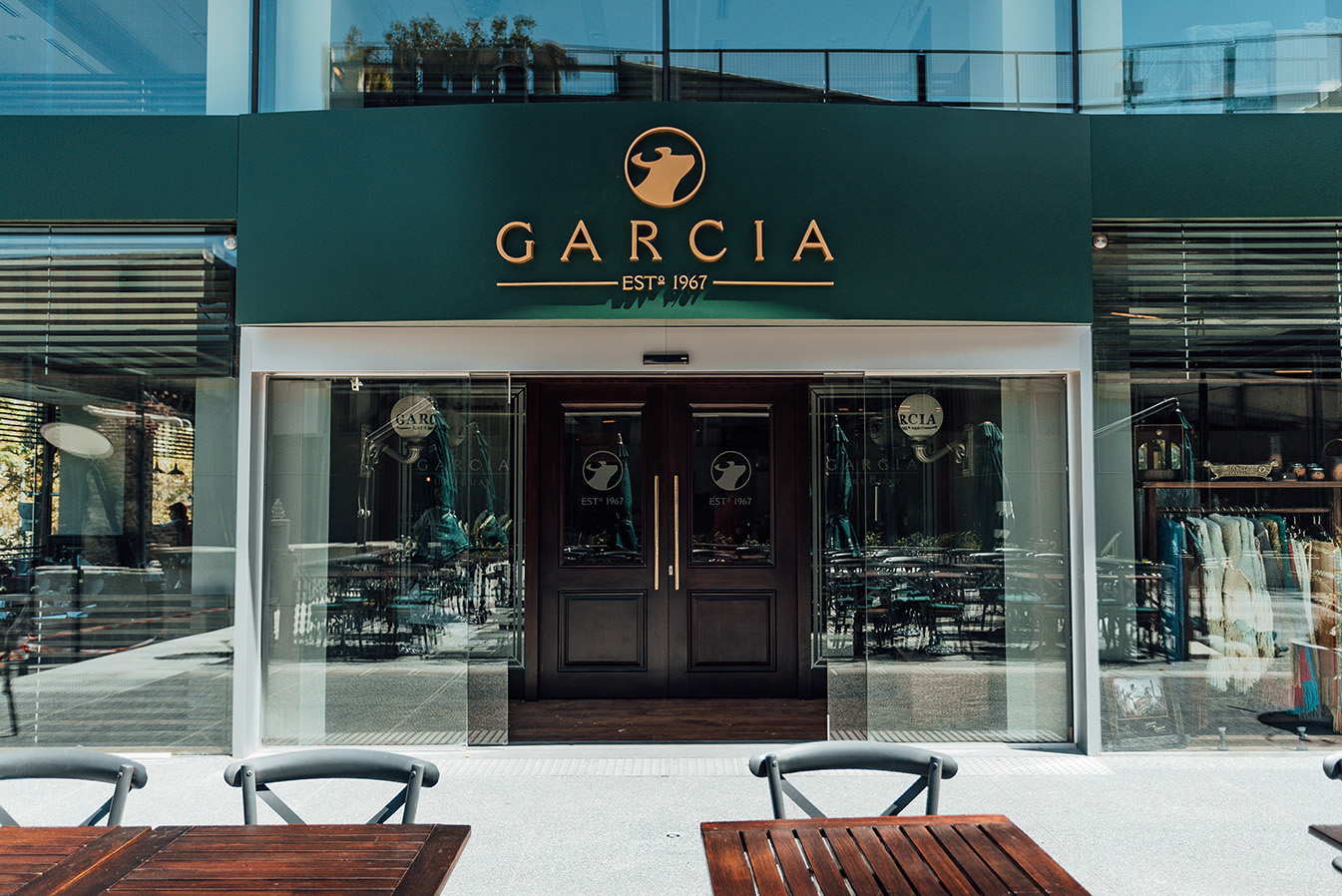 Fachada de García Punta Carretas con logo verde y dorado y terraza exterior