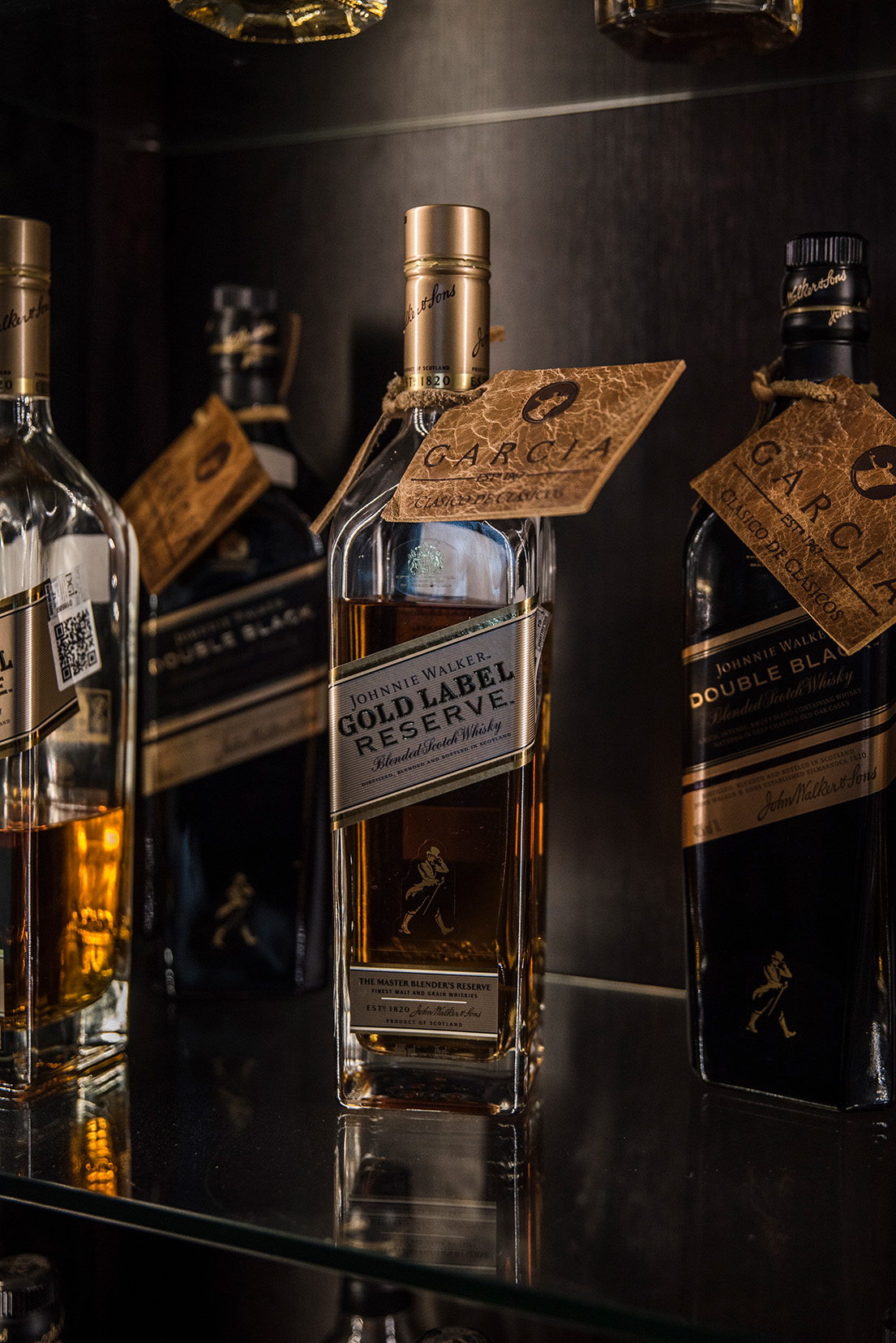 Botella de Johnnie Walker Gold Label Reserve con tag de García Uruguay