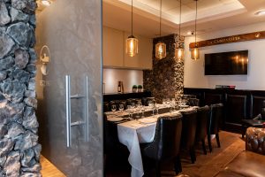 Sala Vip La Cumparsita de García, salón privado con mesa larga y paredes de piedra