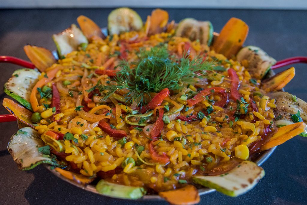 Paella de la casa y arroz amarillo servida en paellera de García