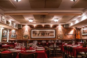 Sala Triple Corona de García en Carrasco, salón privado para eventos y cenas en Montevideo
